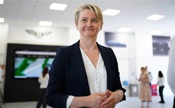 وزيرة خارجية بريطانيا: العمليات "الطبيعية" لم تستأنف بعد في مضيق هرمز رغم وقف إطلاق النار