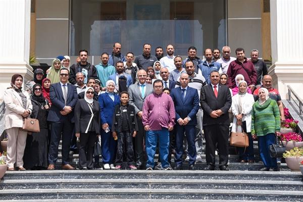 وزير العمل ومحافظ الإسكندرية يسلمان عقودًا لذوي الهمم لدمجهم في سوق العمل 