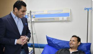 بعد تعرضه لإصابة أثناء تأدية عمله.. وزير الرياضة يزور احد عاملي النظافة بنادي النادي 