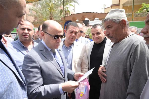 محافظ الغربية يتابع سير القافلة الطبية المجانية بقرية شقرف في طنطا 
