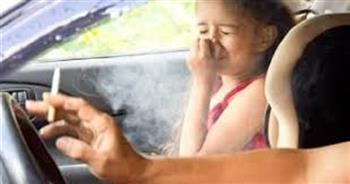التدخين أثناء القيادة.. خطر يهدد سلامة عائلتك