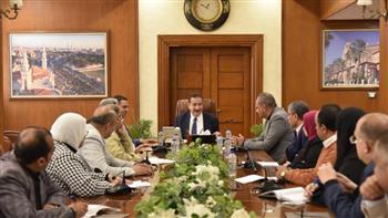 محافظ بورسعيد يبحث الخطوات التنفيذية لبدء صرف المستحقات المتأخرة للمعلمين "المتجمد" 