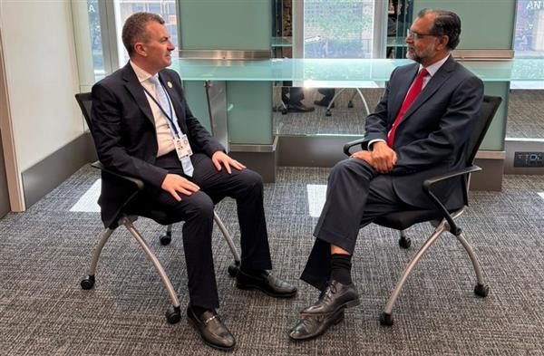 وزير التخطيط يبحث مع نائب رئيس مجموعة البنك الإسلامي للتنمية تعزيز التعاون المشترك 