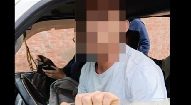 سائق ميكروباص يشوه وجه قائد سيارة ملاكي بـ«كتر» في ترسا.. والأمن يلاحق المتهم