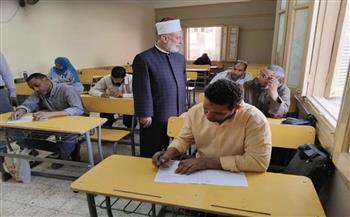 رئيس سوهاج الأزهرية يتفقد امتحانات نهاية المستوى برواق العلوم الشرعية والعربية 