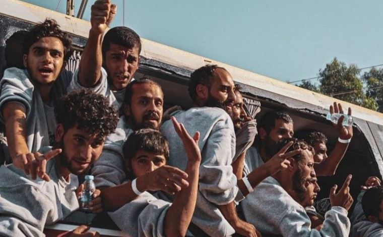 وصول 24 أسيرًا فلسطينيا محررا إلى مستشفى شهداء الأقصى وسط قطاع غزة 