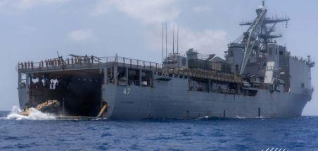 القيادة المركزية الأمريكية: سفينة الإنزال "راشمور" تواصل مهامها ضمن حصار إيران