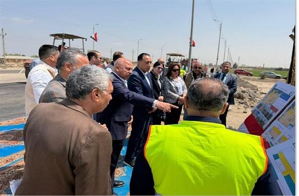 خلال طريقه لافتتاح مصنع في بئر العبد.. رئيس الوزراء يتفقد أعمال تطوير ورفع كفاءة أحد الطرق بشمال سيناء 