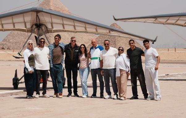 أحمد الجندي يرافق مسؤولي الاتحاد الدولي في تجربة سياحية فوق الأهرامات  