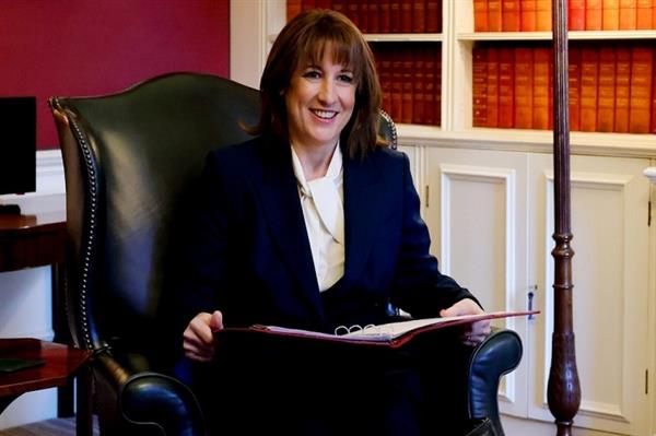 تليجراف: بريطانيا تدرس إصدار "سندات حرب" لتمويل زيادة الإنفاق الدفاعي 