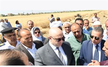 محافظ الفيوم يفتتح موسم حصاد القمح بأحد الحقول الزراعية بقصر رشوان