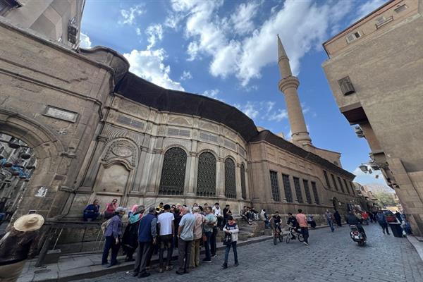 جولة لأصدقاء «صالون نفرتيتي».. والسير في دروب قاهرة المعز 