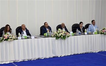 رئيس الوزراء يلتقي عددًا من أعضاء مجلسي النواب والشيوخ عن المحافظة وكبار مشايخ وعواقل سيناء