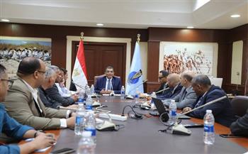 محافظ البحر الأحمر يعقد اجتماعًا موسعًا مع هيئة المثلث الذهبي لإنهاء تداخلات الأراضي