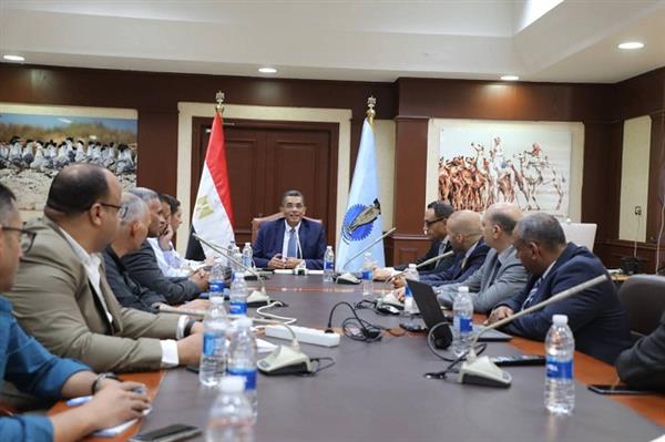 محافظ البحر الأحمر يعقد اجتماعًا موسعًا مع هيئة المثلث الذهبي لإنهاء تداخلات الأراضي 