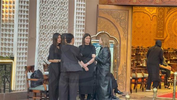 بدء عزاء والد الإعلامية دينا رامز | صور 