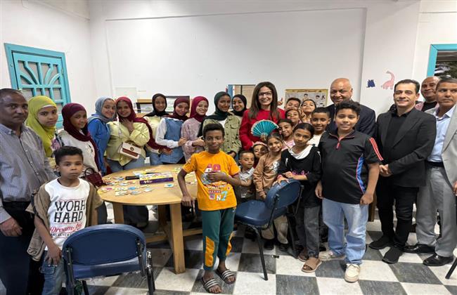وزيرة الثقافة تزور مكتبة الطفل والشباب بمنطقة المعني في قنا