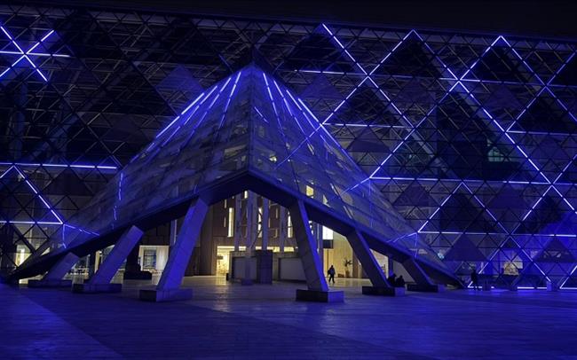  المتحف الكبير يُضيء واجهته باللون الأزرق احتفالًا باليوم العالمي للتوعية بالتوحد    