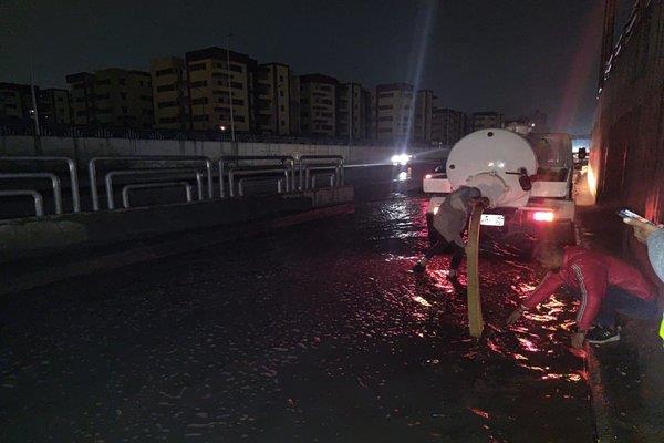 محافظ الجيزة يتابع انتشار المعدات وجهود شفط مياه الأمطار 