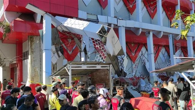 زلزال عنيف أعقبه تسونامي يقتل شخصًا ويدمر المباني في إندونيسيا