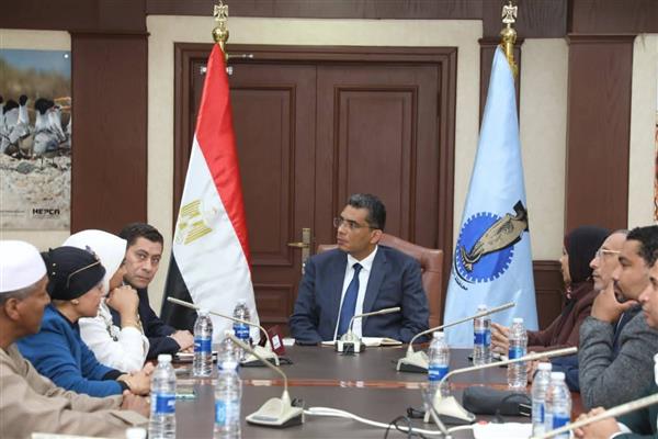 محافظ البحر الأحمر يبحث مع مؤسسة "حياة كريمة" تعزيز التعاون المجتمعي وتوسيع مظلة الخدمات 