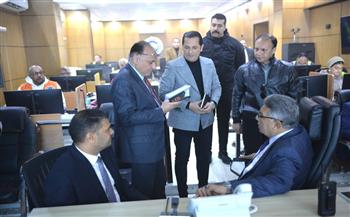 محافظ الدقهلية يتابع من مركز سيطرة الشبكة الوطنية حالة الطقس وجهود الوحدات المحلية في التعامل مع مياه الأمطار