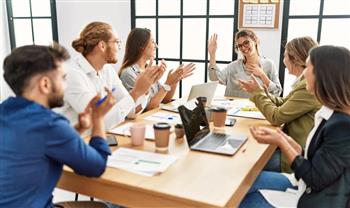 للمرأة العاملة.. متى يصبح الصمت في الاجتماعات ضرورة لتعزيز الإبداع؟