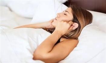6 مخاطر لاستخدام سدادات الأذن عند النوم.. أطباء يحذرون