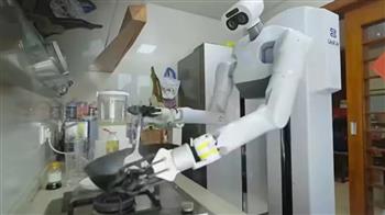 شاهد.. روبوت منزلي يعمل 16 ساعة بشكل متواصل ببراعة مدهشة