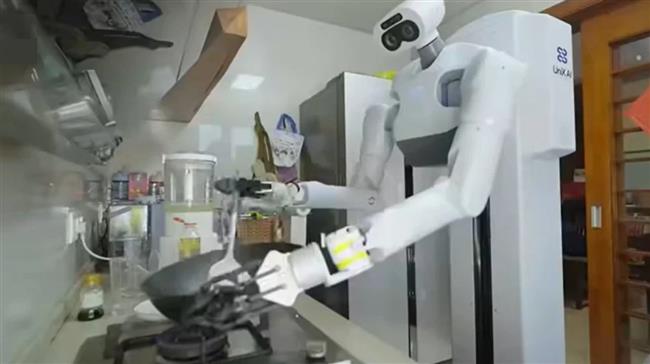 شاهد.. روبوت منزلي يعمل 16 ساعة بشكل متواصل ببراعة مدهشة