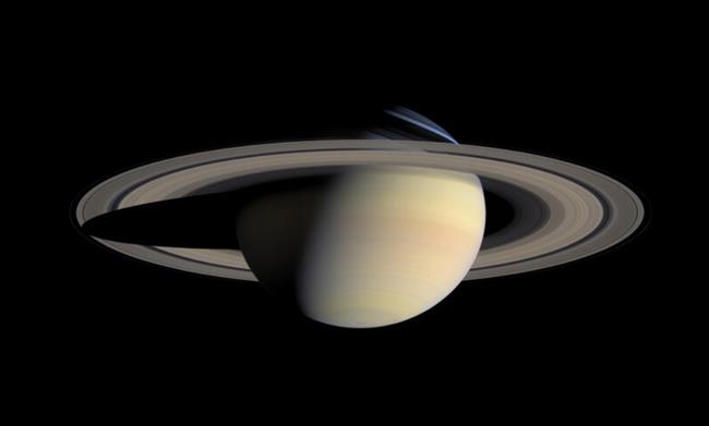 بعد سنوات من الحيرة.. علماء يحلّون لغز تغيير دوران كوكب زحل