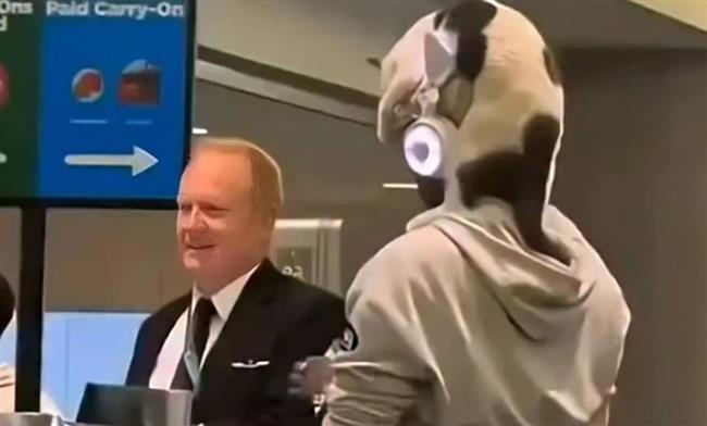 فيديو.. مسافر يبتكر أغرب طريقة لحمل قطّته داخل المطار