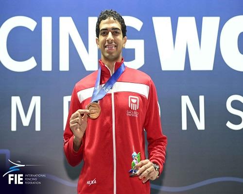 وزير الرياضة يهنئ أحمد هشام ببرونزية بطولة العالم للسلاح 