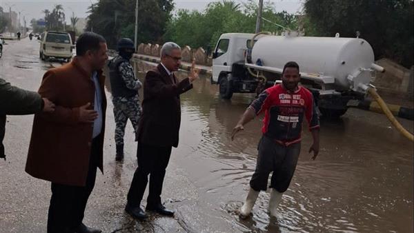 محافظ بني سويف يتفقد جهود التعامل مع تداعيات سقوط الأمطار ويوجه برفع كفاءة الاستجابة بكافة القطاعات 