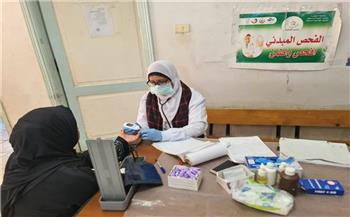 الكشف على 855 مواطناً خلال قافلة طبية مجانية بقرية جزيرة نكلا بمركز شبراخيت