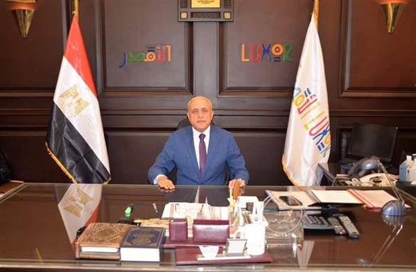 محافظ الأقصر يدفع بالقيادات الشابة ويجري حركة تغييرات محدودة برؤساء الأحياء 