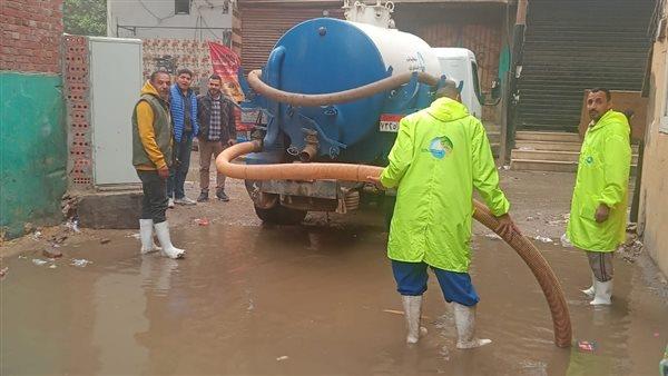 مياه الفيوم تتابع أعمال سحب و شفط تجمعات مياه الأمطار 