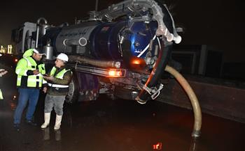 رئيس مياه الشرب بالجيزة يتابع أعمال سحب مياه الأمطار بمختلف مناطق المحافظة