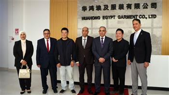 وزير العمل يختتم جولته بالإسماعيلية بزيارة شركة هواهونج للملابس الجاهزة ويلتقي مستثمرين