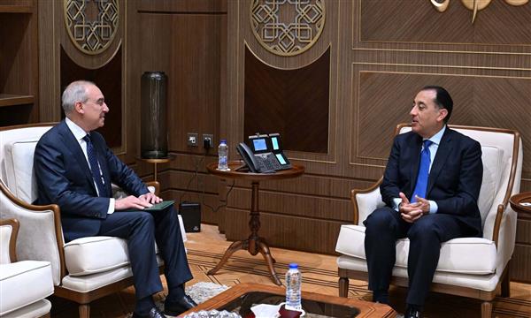 رئيس الوزراء يلتقي السفير علاء يوسف رئيس الهيئة العامة للاستعلامات 