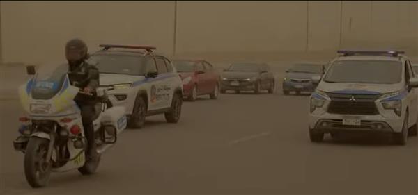 تفويج السيارات على الطرق السريعة.. جهود الشرطة لحماية المواطنين اثناء موجه الطقس السيئ 