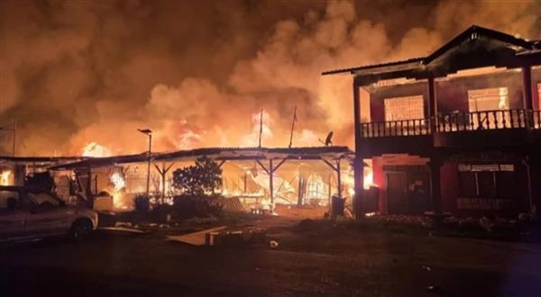 قرية في ماليزيا تتحوّل لكتلة لهب.. حريق 1000 منزل وتضرر 9000 شخص 