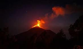 بركان دوكونو الإندونيسي يثور مجددًا بعمود رماد يصل إلى 1.4 كيلومتر