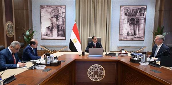 رئيس الوزراء يتابع مع وزيري المالية والبترول عددًا من ملفات العمل المشترك 