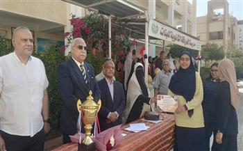وكيل تعليم البحر الأحمر يُكرم المتفوقين في زيارة تفقدية لمدرسة الغردقة الثانوية للبنات