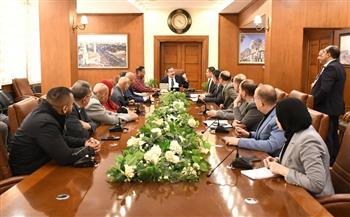 محافظ بورسعيد يوقع عقود تمليك أراضي لـ4 مصانع ببورسعيد  