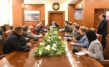 محافظ بورسعيد يوقع عقود تمليك أراضي لـ4 مصانع ببورسعيد 