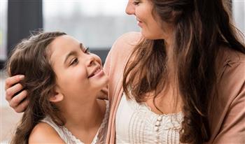 6 علامات تشير لسعي طفلك لإرضاء الأخرين على حساب نفسه.. انتبهي 