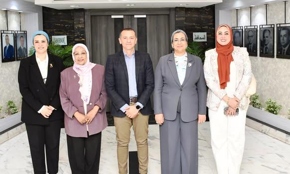 محافظ أسوان: التأكيد على الشراكة الاستراتيجية بين المحافظة والمجلس لتمكين المرأة 