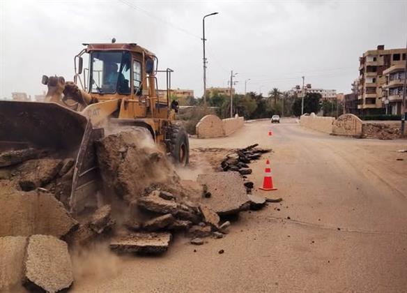 محافظ أسوان أثناء زيارته الميدانية لمشروع رفع كفاءة الطريق الدائري بلانة / كلابشة بنصر النوبة